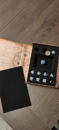 Customer photo review of Verschiedene Klassenwürfel-Sets in Foliant-Etui (10 Würfel, 1 Münze)