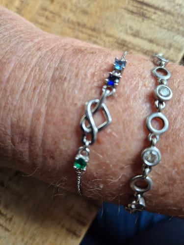 Customer photo review of Gepersonaliseerde Hartknoop Geboortesteen Armband