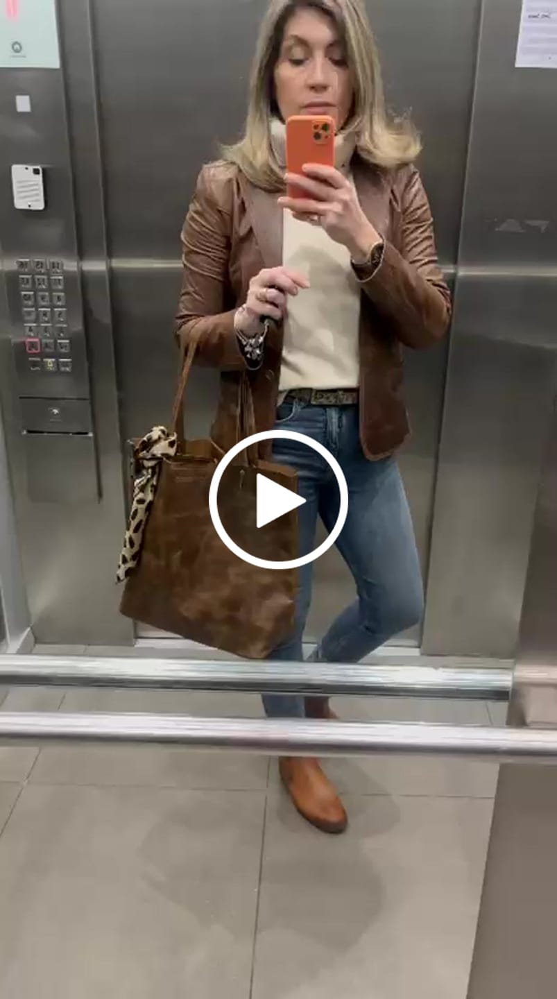 Customer video review of Cartera Pompeia Café