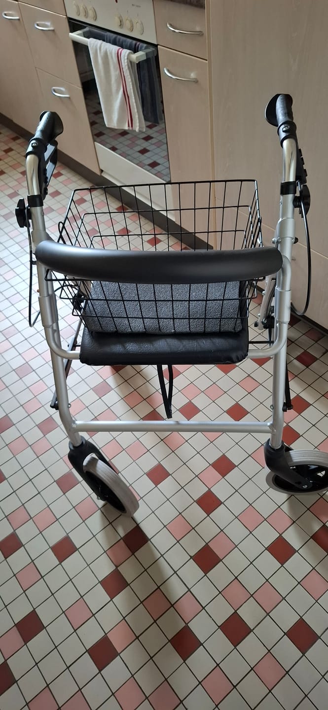 Customer photo review of Trendmobil Rollator nur 6,7 kg - inkl. Korb und Stockhalterung