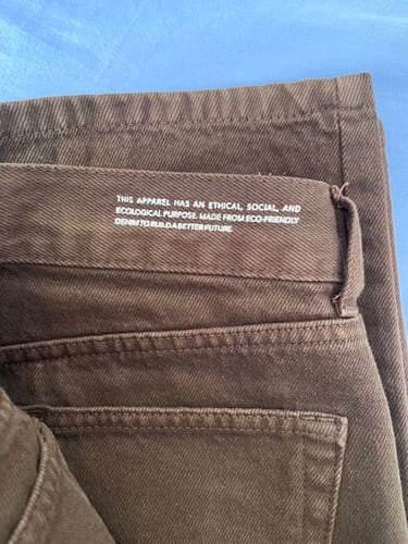 Gabriela D. review of Calça Jeans Reta Araçá Marrom Escuro image 1 out of 1