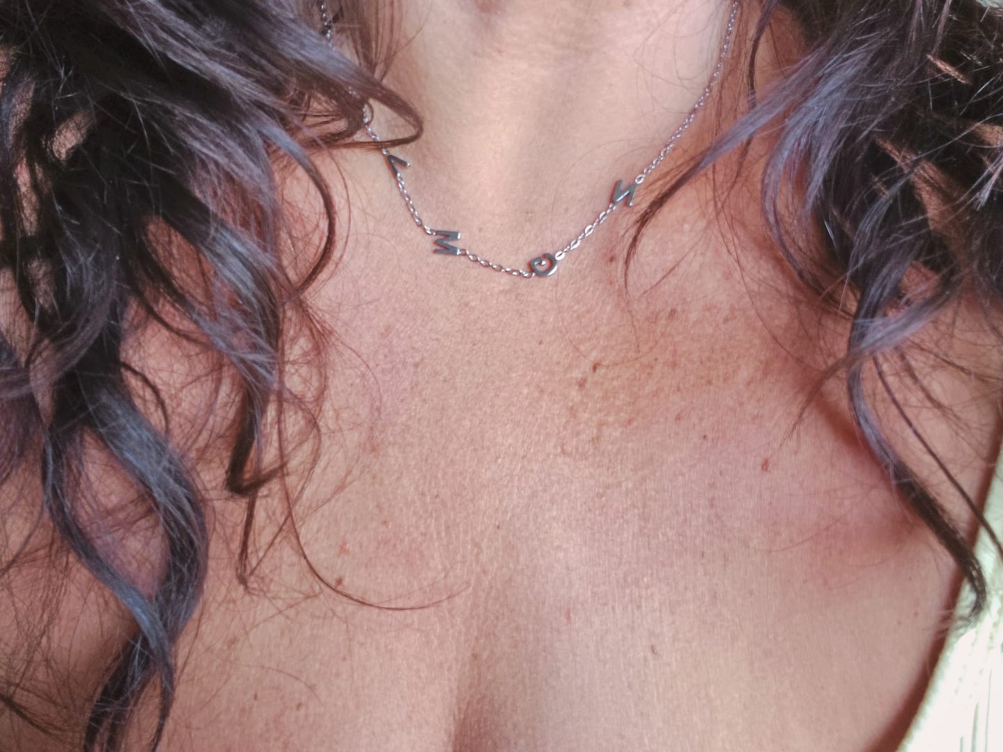 Customer photo review of Personalizovaný náhrdelník s ležatým iniciálem
