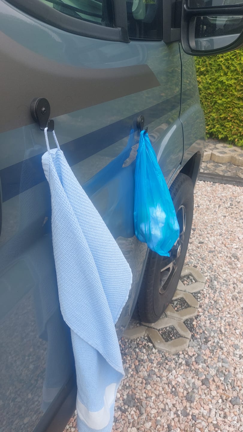 Customer photo review of Vielseitiger Magnethaken für Auto, Wohnmobil und Campervan bis 8 kg Haltekraft