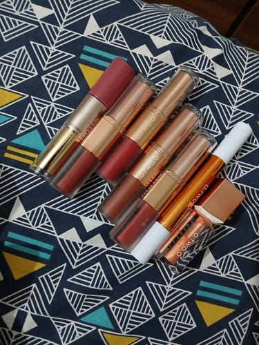 Customer photo review of O.TWO.O 2 IN 1 LIP GLAZE AND LIPSTICK
