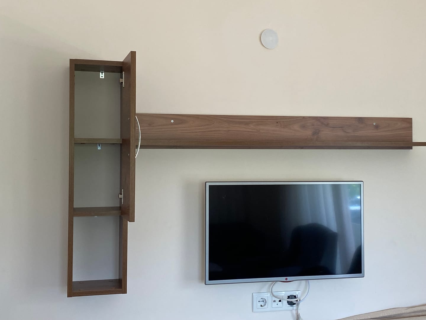 Customer photo review of Rani E2 Kapaklı 3 Bölmeli  Duvar Rafı Minyatür Ceviz