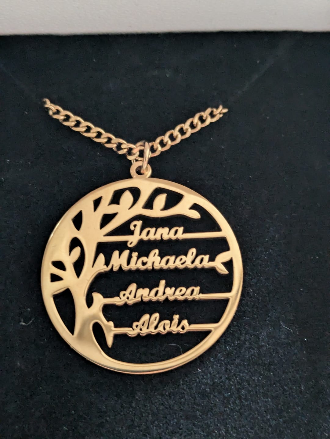 Customer photo review of Lebensbaum Kette mit personalisierten Namen