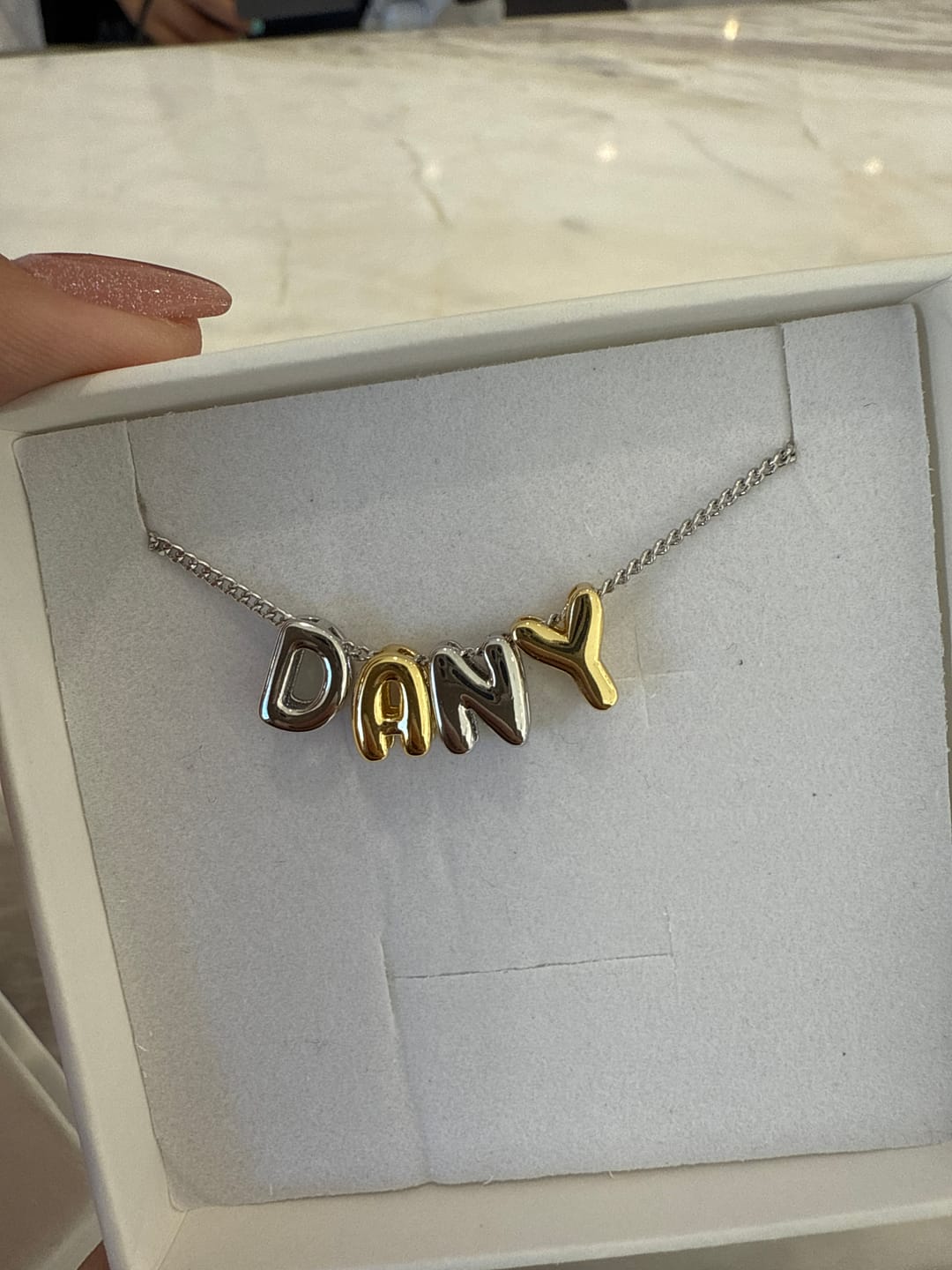 Customer photo review of Collar Inicial Bubble Dorado