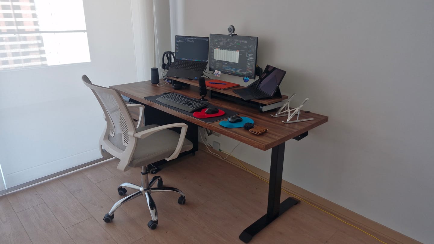 Customer photo review of Bandeja Ajustable para Organización de Cables Bajo Escritorio