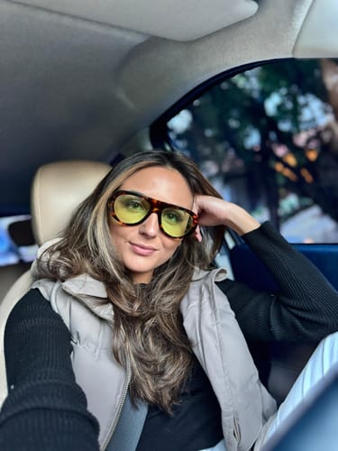 Customer photo review of Óculos Milano