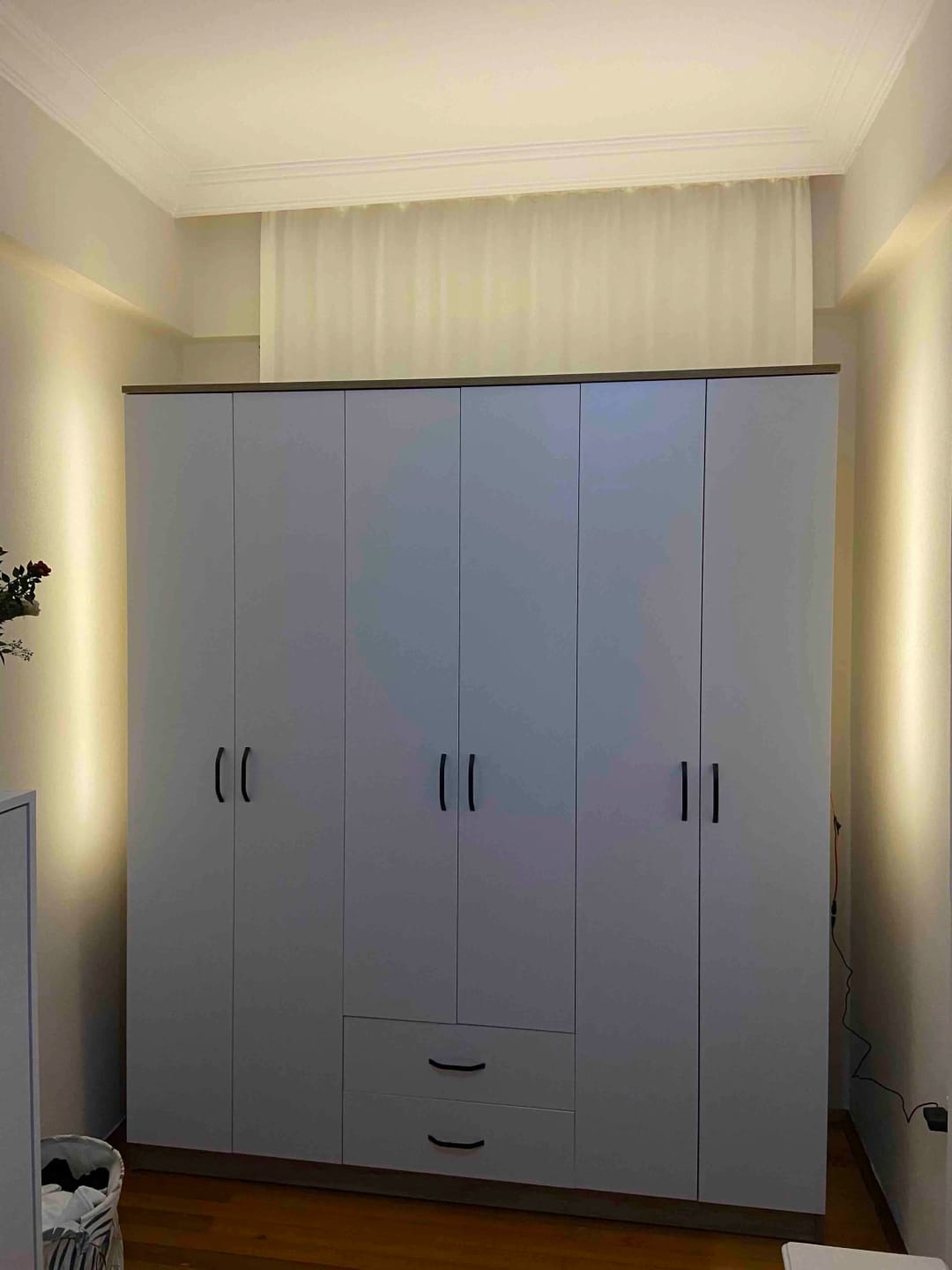 Customer photo review of Rani BA113 Geniş Gardırop Elbise Dolabı 6 Kapaklı 2 Çekmeceli 5 Raflı 3 Askılı Sepet Ceviz - Beyaz