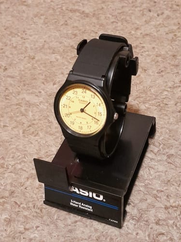 Reseña con foto de un cliente sobre Reloj Casio Vintage MQ-24-9B Amarillo 24 y 12 hrs [EXCLUSIVO]