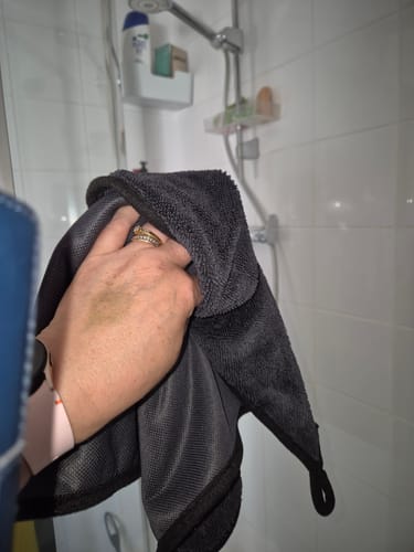 Cliente utilizando BrillaMax en el baño