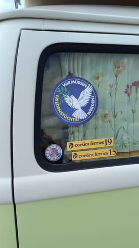 Customer photo review of GROSSE STICKER / AUFKLEBER • WIR MÜSSEN FRIEDENSTÜCHTIG WERDEN! (10 STK.)