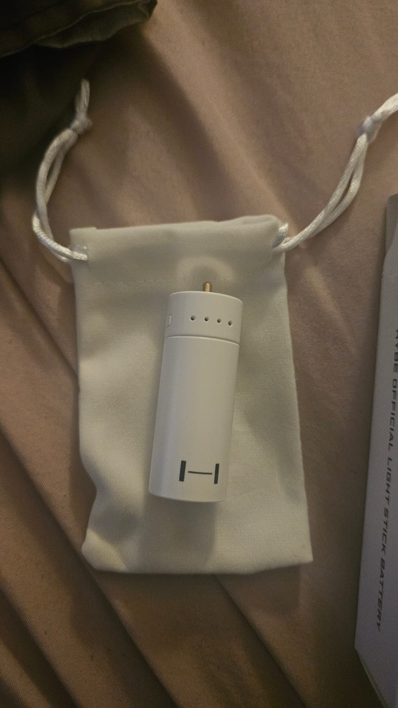 Customer photo review of HYBE OFFICIAL LIGHT STICK BATTERY