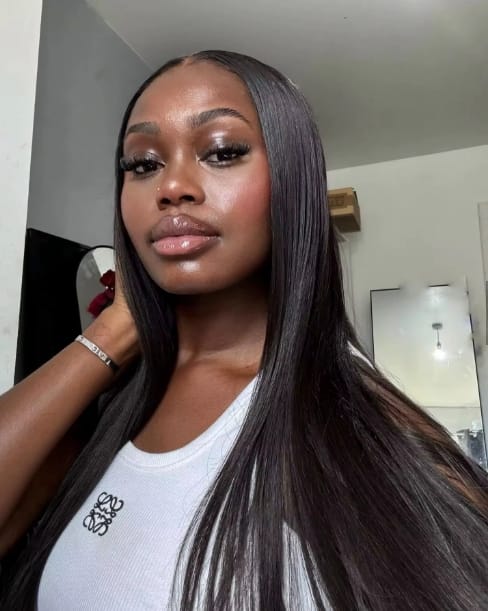Customer photo review of MORE FACE 13x6 Lace Frontal Wig Preplucked Straight Human Hair Wigs With Baby Hair