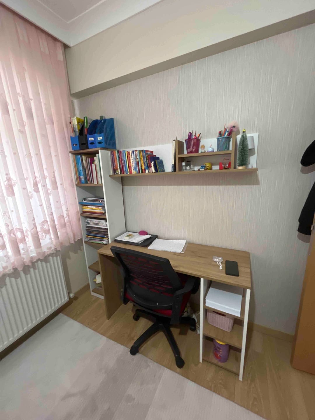 Customer photo review of Rani HA125 Kitaplıklı Raflı Çalışma Ofis Bilgisayar Masası Sepet Ceviz - Beyaz