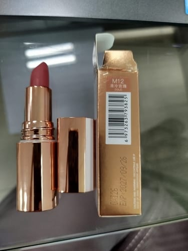 Customer photo review of O.TWO.O MISTY KISS LOCK COLOUR MATTE LIPSTICK
