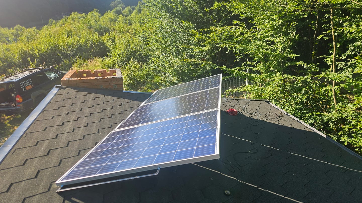 Customer photo review of Kit Panouri Fotovoltaice Invertor 3KW productie 0.7-3.7kWh OffGrid