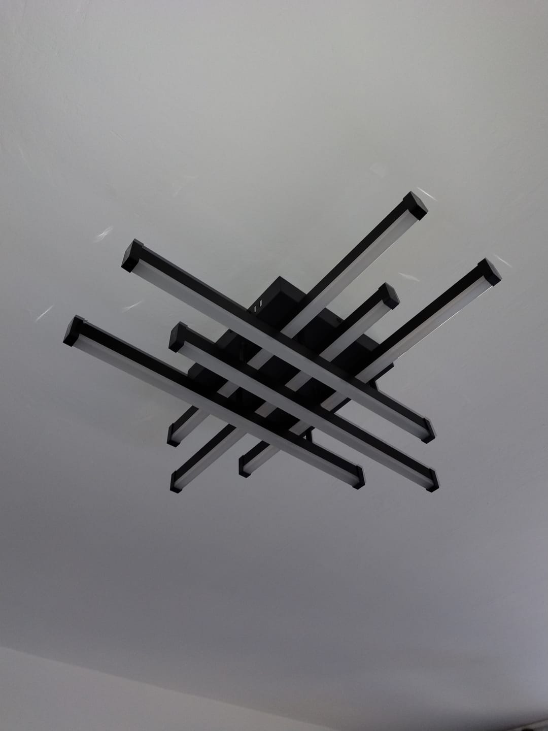 Customer photo review of Lustra LED 6 LINES Design Black Echivalent 600W Telecomanda