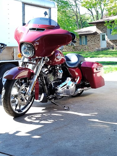 Customer photo review of HR3 Billiard Red Motorcycle 18" Wide Tire Front Mudguard Fender For Harley Touring Models 2014-2023