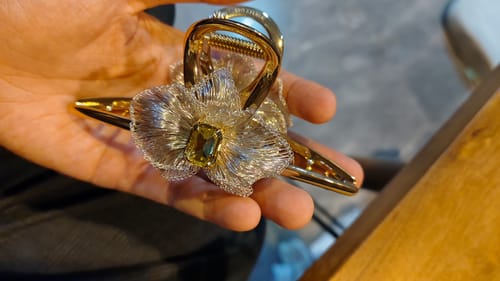 Customer photo review of Venerada Large Hair Claw