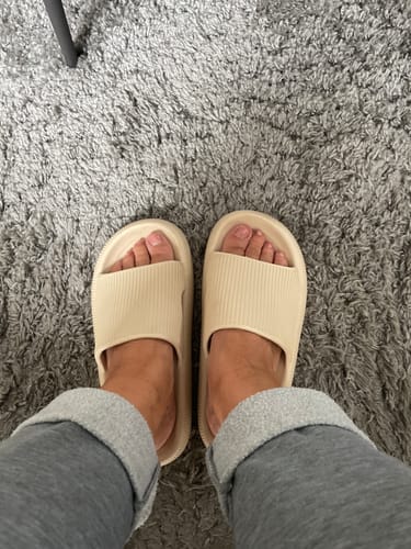 Customer photo review of HappyFlops