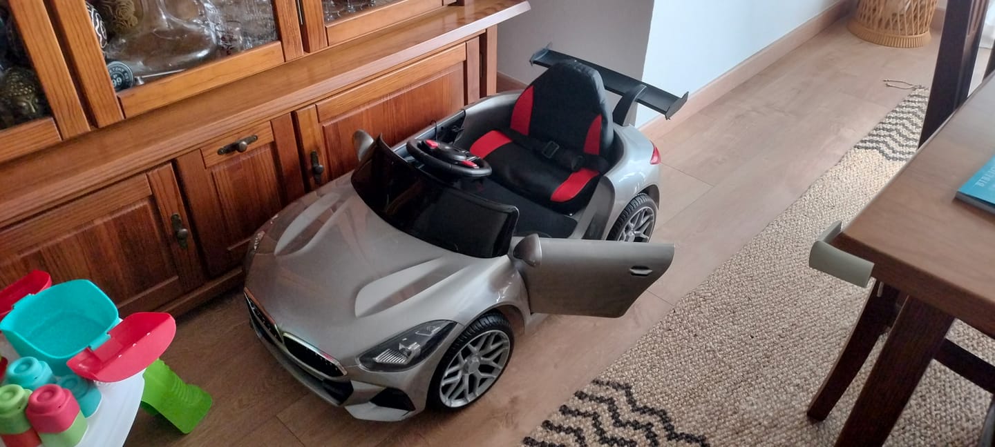 Customer photo review of Carro Elétrico para Criança BM Z4 Style Cinza Metalizado 12v c/ RODAS DE BORRACHA & ASSENTO EM PELE