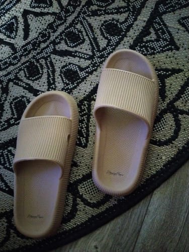 Customer photo review of HappyFlops
