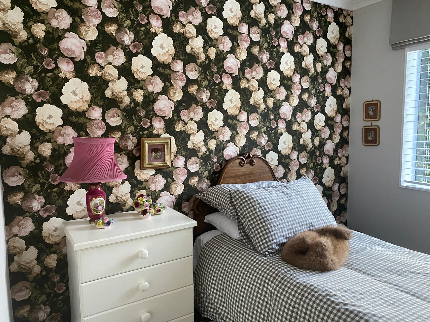Customer photo review of Oil Painting Bouquet Floral Wallpaper - Pink & Cream