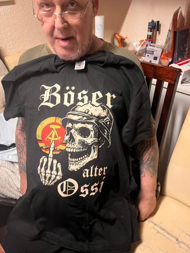 Customer photo review of Böser alter Ossi - Premium T-Shirt