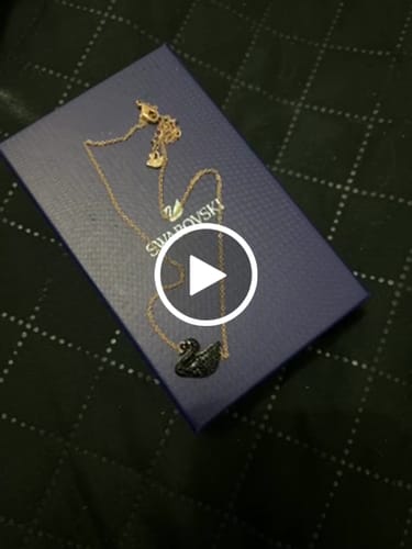 Customer video review of Collar Cisne Negro Iconic Swan De Swarovski + Kit De Regalo