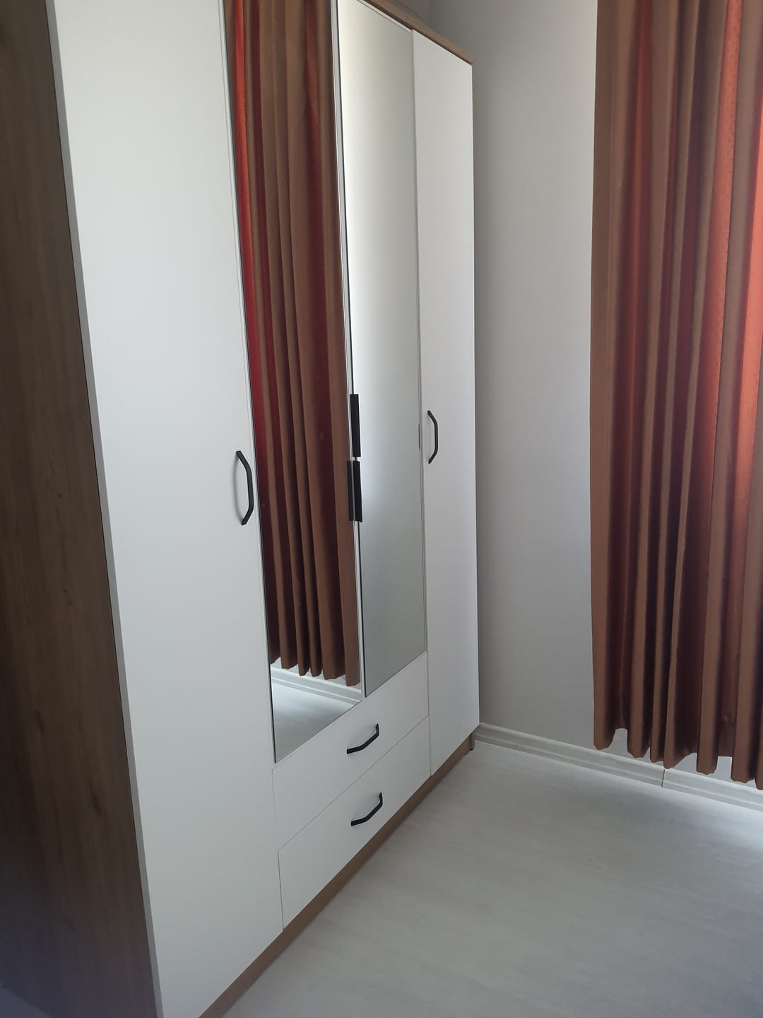 Customer photo review of Rani BA131 Geniş Gardırop Elbise Dolabı Aynalı Kapaklı 2 Çekmeceli 13 Raflı 1 Askılı Sepet Ceviz - Beyaz