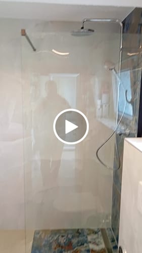 Customer video review of SONNI Begehbare Dusche Duschabtrennung Duschwand 10mm Schwarz Duschabtrennung Duschkabine Nano ESG 80-140cm