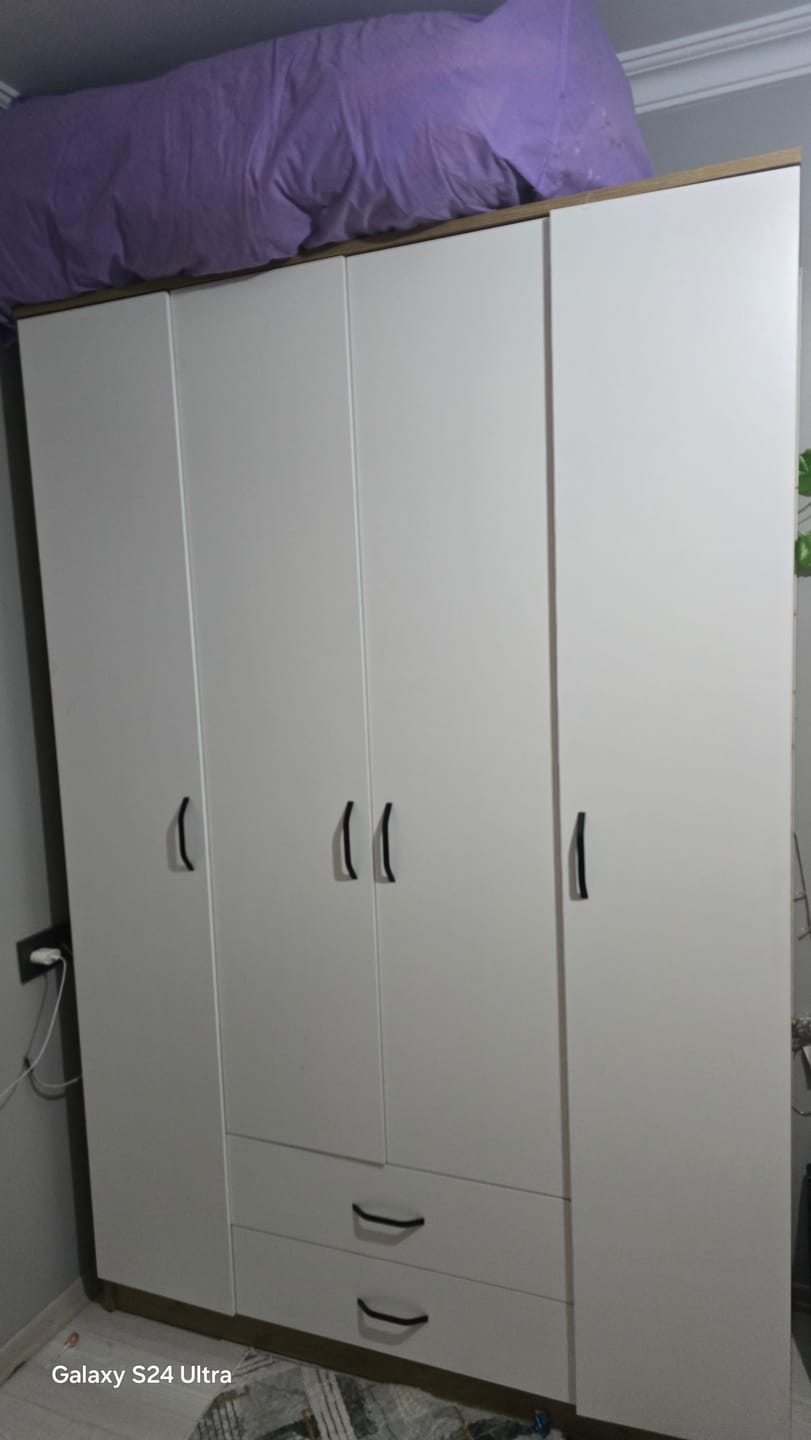 Customer photo review of Rani BA112 Geniş Gardırop Elbise Dolabı 4 Kapaklı 2 Çekmeceli 13 Raflı 1 Askılı Sepet Ceviz - Beyaz