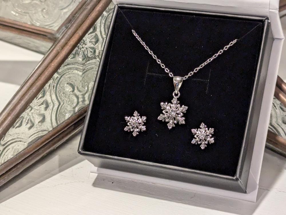 Customer photo review of Sunny 18k White Gold Plated Necklace and Stud Earrings Jewelry Set with Swarovski Crystals