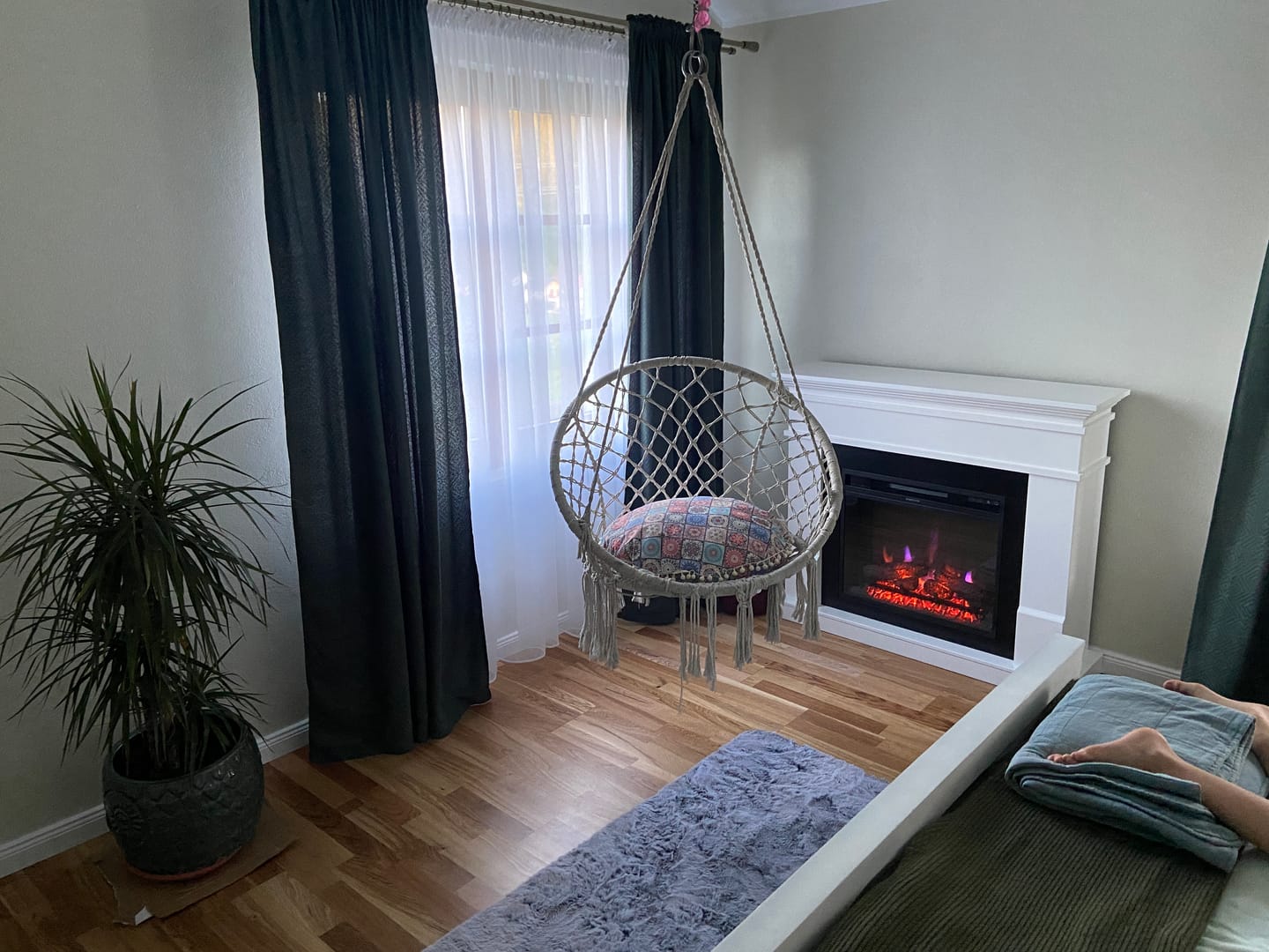 Customer photo review of Semineu ECOFLAME PRO - Lisabona white, flacara 3D de 23 inci cu teme de culoare, incalzire infrared si sunet