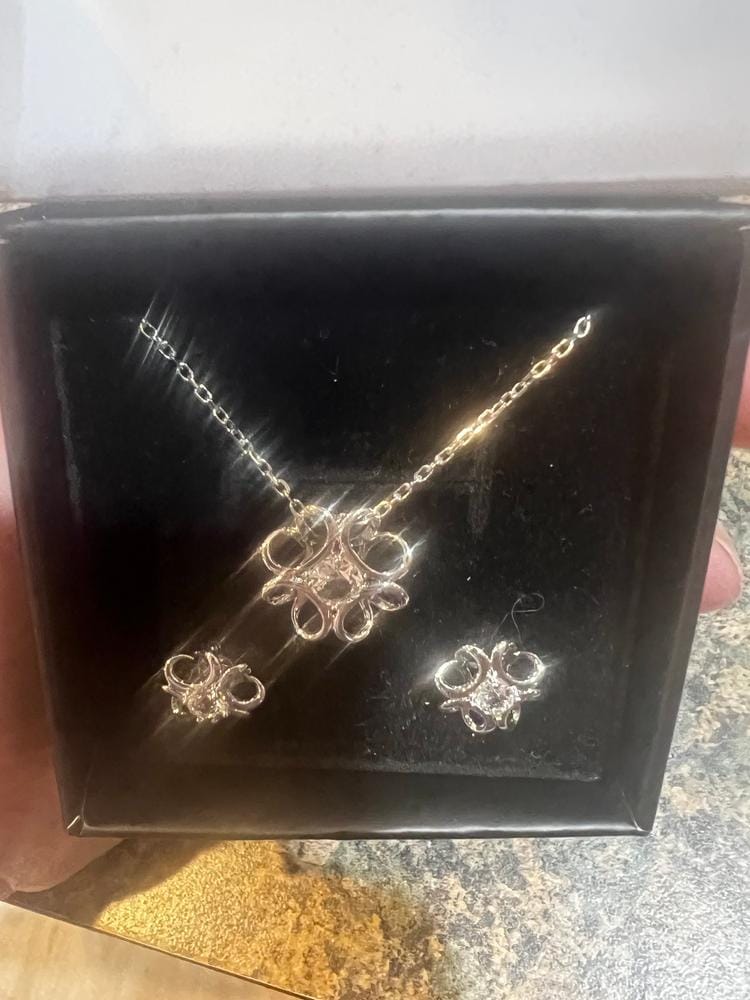 Customer photo review of Alexis 18k White Gold Plated Flower Pendant Necklace with Swarovski Crystal