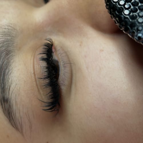 Customer photo review of Bomb Glue 0.1-0.3s Fast Drying Extremely Strong Lash Adhesive