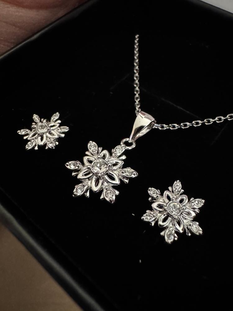 Customer photo review of Sunny 18k White Gold Plated Necklace and Stud Earrings Jewelry Set with Swarovski Crystals
