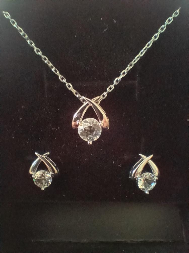Customer photo review of Eloise 18k White Gold Plated Pendant Necklace with Round Cut Swarovski Crystal
