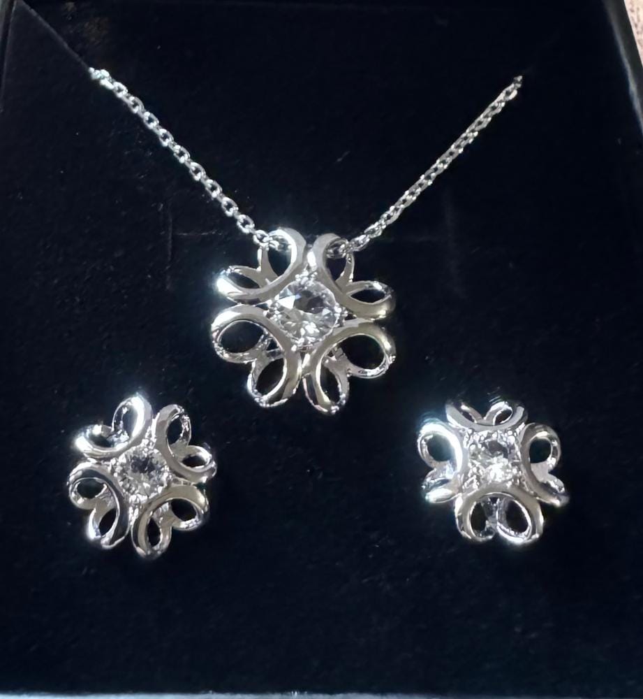 Customer photo review of Alexis 18k White Gold Plated Flower Pendant Necklace with Swarovski Crystal