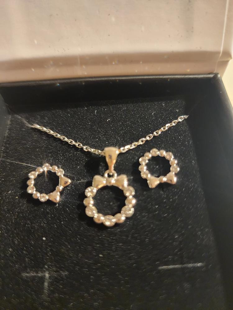 Customer photo review of Edith 18k White Gold Plated Silver Ribbon Necklace and Earring Set with Swarovski Crystals