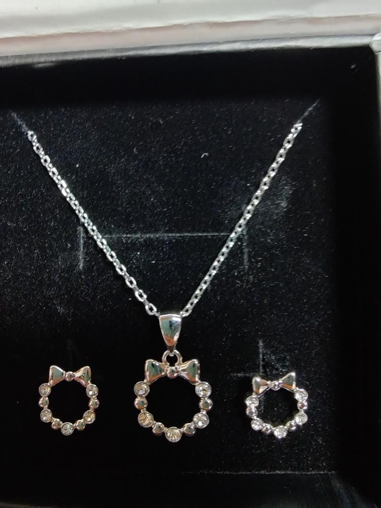 Customer photo review of Edith 18k White Gold Plated Silver Ribbon Necklace and Earring Set with Swarovski Crystals