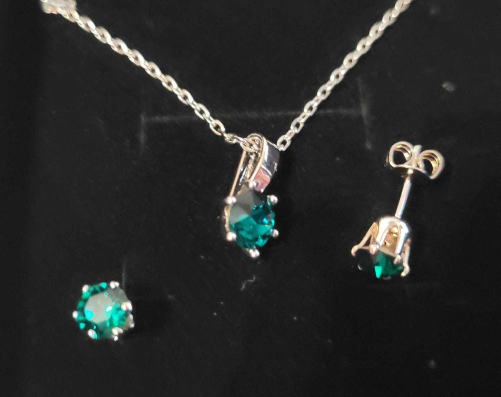 Customer photo review of Birthstone Earrings 18k White Gold Plated Stud Earrings with 1ct Solitaire Swarovski Crystals