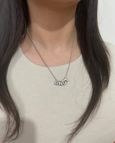 Customer photo review of Personaliza Tu Collar Con Inicial Mini Bubble Plateado