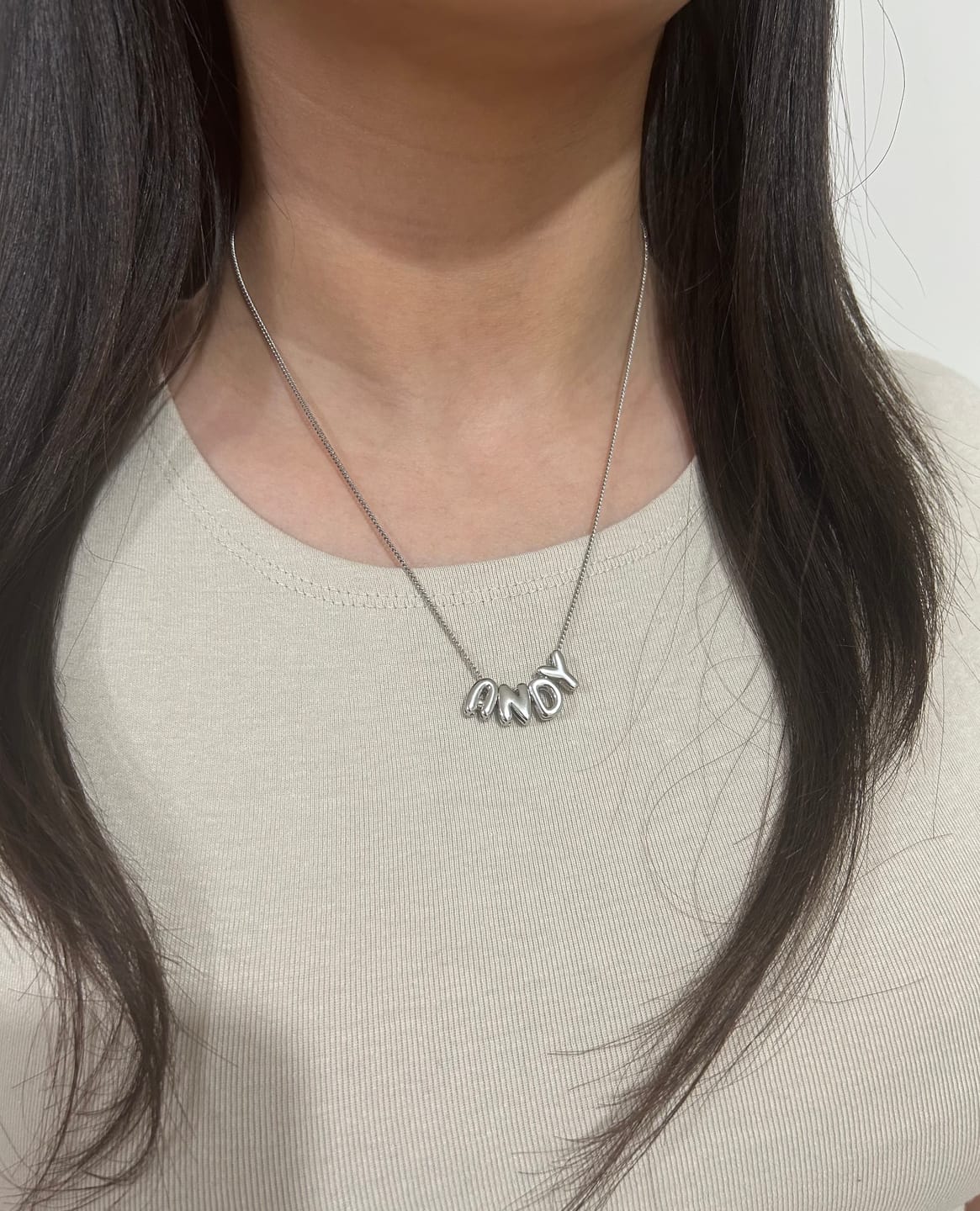 Customer photo review of Personaliza Tu Collar Con Inicial Mini Bubble Plateado