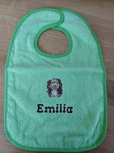 Customer photo review of Wolimbo Lätzchen mit Namen und Motiv bestickt