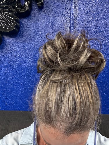 Customer photo review of JuvaBun Boho Messy bun