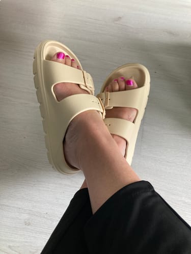 Customer photo review of HappyFlops