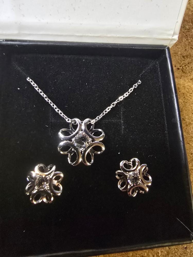 Customer photo review of Alexis 18k White Gold Plated Flower Pendant Necklace with Swarovski Crystal